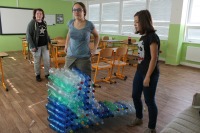 Studenti staví díl stromu z PET lahví